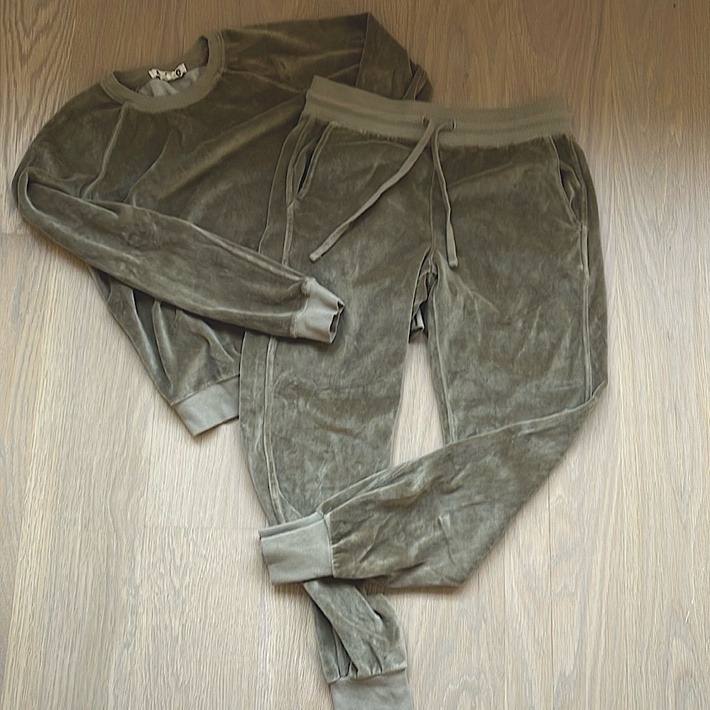 AMO velour sweatsuit small top xs bottom like new tan color set